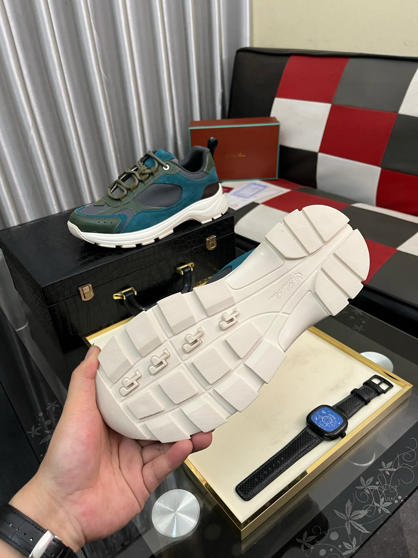 Men's shoes 💰520 ⌚️⌚️ Loro Piana's classic popular lp top version of Pili casual shoes. It turns out that these are the casual shoes that are said to be able to walk 20,000 steps without tiring your feet. This pair has both good looks and feel. You will be completely lost as soon as you step on it ~ The minimalist design is eye-catching and durable, and it is a bonus for dressing. The soft feeling on the feet has outstanding texture, and it is very nice without abrasion on the feet. The soft and waxy soles make it easy to wear for daily use for a long time. Who can resist a pair of versatile and good-looking loafers? Don't be too elegant at all, the feel and texture of the feet are good, the key is to make the legs look longer and not tire the feet, the main thing is that it is just right!        Material: Original cowhide Lining: Original sheepskin Outsole: Original sole Size: 38-44